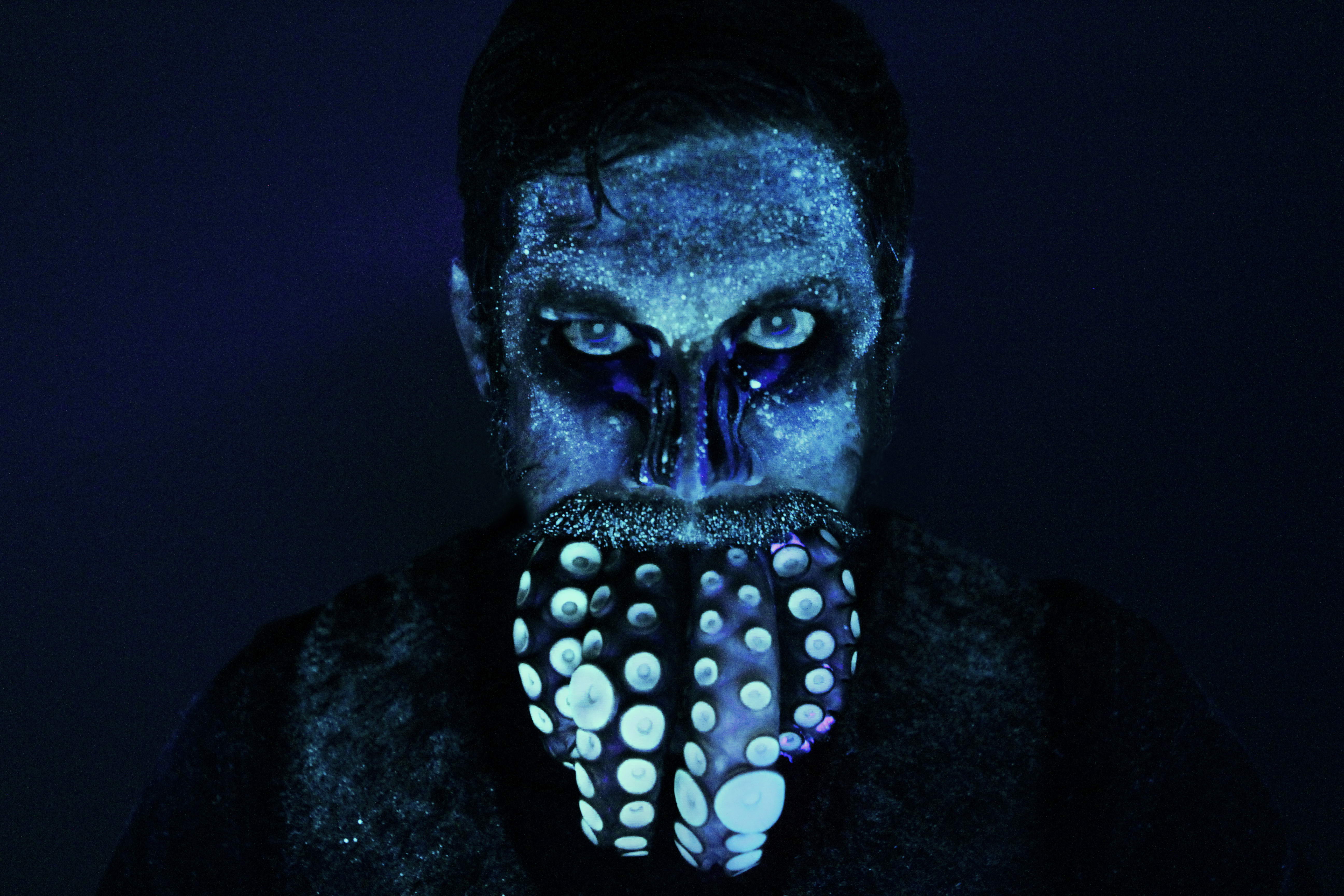 Black burns burns burns. Wes Borland Black Light Burns. Black Light Burns cruel Melody обложка. Татуировки Уэса Борланда.